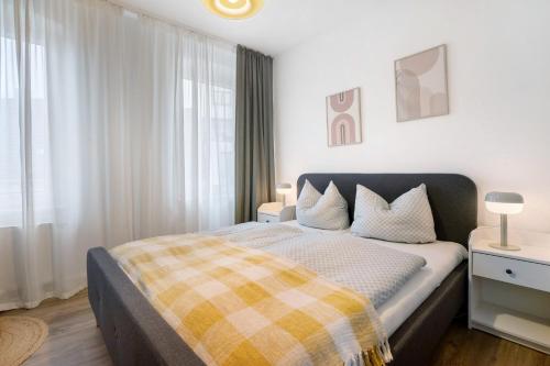 a bedroom with a bed with a checkered blanket at Ferienwohung Finsterwalde in Finsterwalde