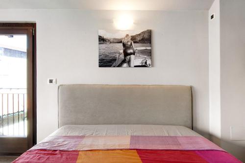 a bed in a bedroom with a picture on the wall at Bernhouse in Dorio