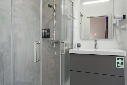 a bathroom with a shower and a sink at Paraiso Madeira - Suites in Gaula