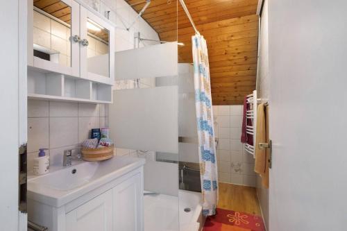 a white bathroom with a sink and a shower at Apartmenthaus Ferienwohnungen Sila in Weinstadt
