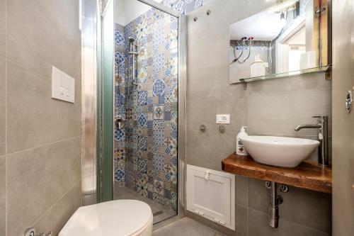 a bathroom with a toilet and a sink and a shower at Casa Nica Nica in Palermo
