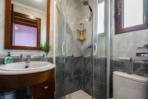 a bathroom with a shower and a sink and a toilet at Apto Rosa - Casa el gaitero in Susacasa