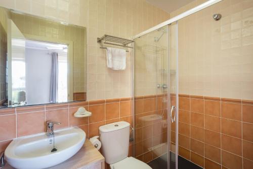 a bathroom with a toilet and a sink and a shower at Par3 in Oliva