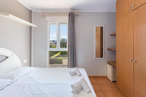 a bedroom with a white bed and a window at Par3 in Oliva
