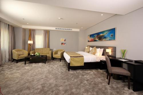 ein Hotelzimmer mit einem Bett und einem Schreibtisch in der Unterkunft Best Western Plus Fursan in Riad