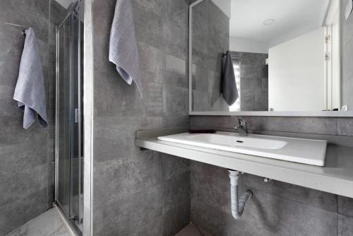 a bathroom with a sink and a shower at Casa Auxilia in Araya
