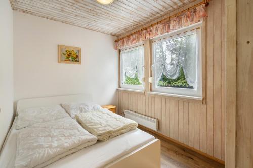 a bedroom with a bed and a window at Bungalow 91 in Zeulenroda