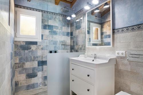 a bathroom with a sink and a mirror at Casa Faquinse La Muela 1 in Vejer de la Frontera