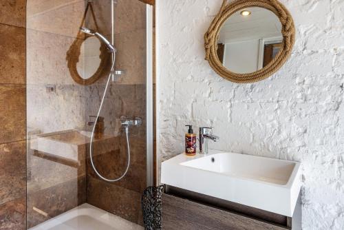 a bathroom with a sink and a shower at Modernes Landapartment in Seevetal