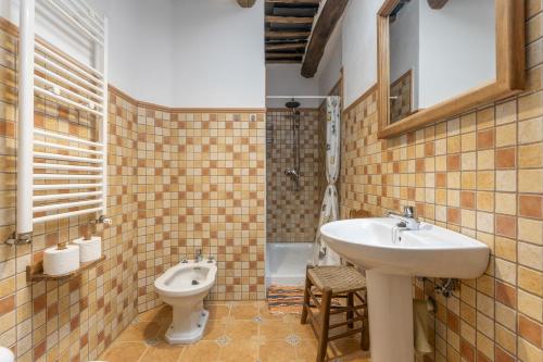 a bathroom with a sink and a toilet at Casa El Portón, Bubión in Bubión