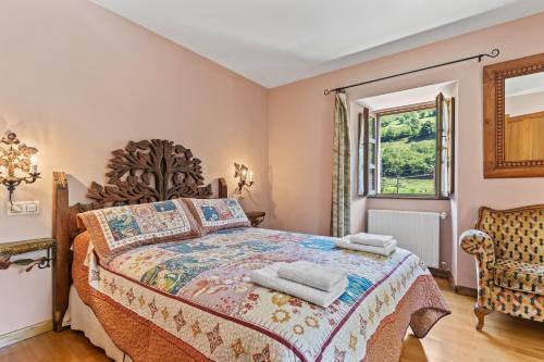 a bedroom with a bed with two towels on it at Puente del Narcea 1 in Cibuyo