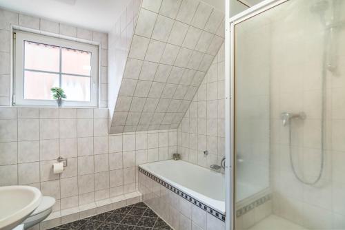ein Badezimmer mit Dusche, Badewanne und Waschbecken in der Unterkunft Aposto Apartments 3 in Oberderdingen