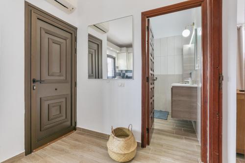 a bathroom with a door open to a bathroom with a sink at Casa Steffi in Arona