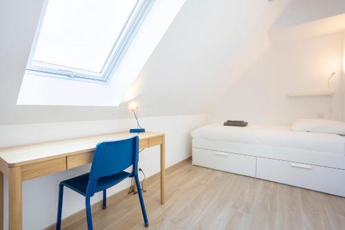 a bedroom with a desk and a bed at Ty Sterenn - 400m de la plage in Le Guilvinec