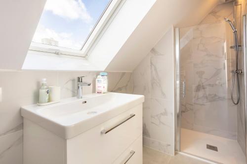 a bathroom with a sink and a shower at Ty Sterenn - 400m de la plage in Le Guilvinec