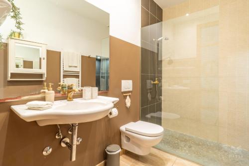 a bathroom with a sink and a toilet and a shower at Casa Llimoner con piscina in Sant Llorenç des Cardassar