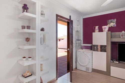 a laundry room with a washer and dryer at Apartamento Porís in Arico