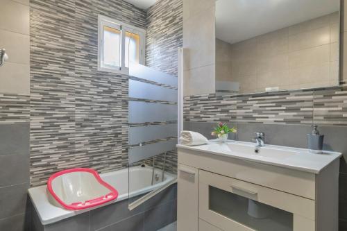a bathroom with a sink and a bath tub at Casa La Muela in La Muela