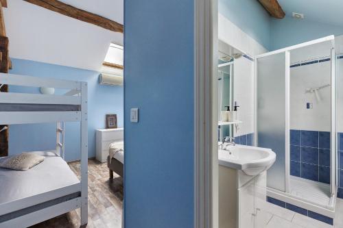 a bathroom with a sink and a bunk bed at Le Pressoir Gîte 8 Pers in Saint-Georges-sur-Cher