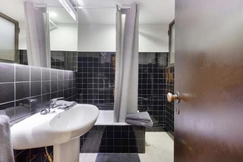 a bathroom with a sink and a mirror at Sonho No Mondego in Penacova