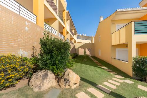 Bright And Modern 2 Bed Apartment