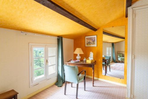 a room with a desk and a chair and a window at Les Conils in Saint-Pierre-de-Vassols