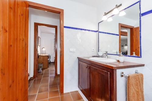 a bathroom with a sink and a mirror at Alojamiento con encanto in Binibeca