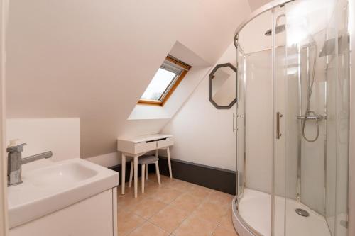 a bathroom with a sink and a shower at Villa - Piscine, jacuzzi, sauna in Plouharnel