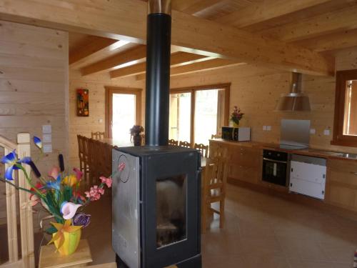 un soggiorno con una stufa in una cabina di Chalet Bellevue a Les Orres