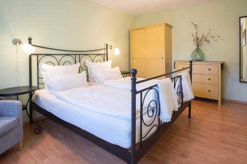 a bedroom with a black and white bed with white pillows at Ferienwohung Traumgarten in Obereisenheim