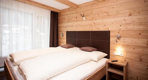 Кровать или кровати в номере Brandhof Lodge