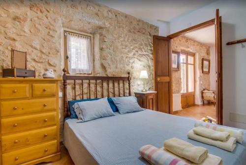 ein Schlafzimmer mit einem Bett und einer Kommode in einem Zimmer in der Unterkunft Son Vanrell in Campos