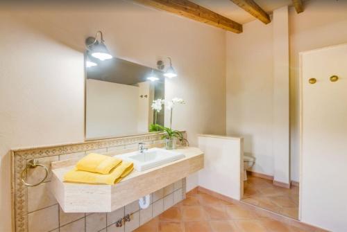 ein Badezimmer mit Waschbecken und Spiegel in der Unterkunft Son Vanrell in Campos
