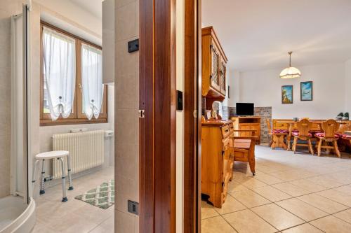 a kitchen and living room with a dining room at Appartamento Collini Le Betulle in Spiazzo