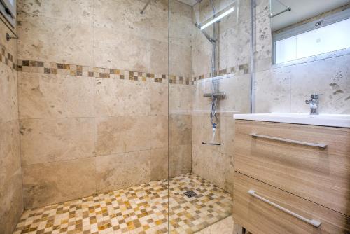 a bathroom with a shower and a sink at Gite Deodatus avec piscine in Cladech