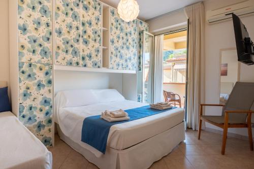 a bedroom with a bed with towels on it at Appartamento Vacanza Gliaca in Piraino