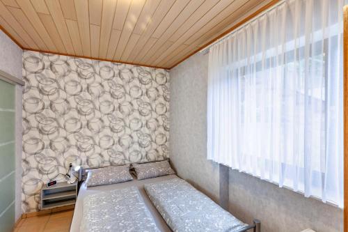 a small room with a bed and a window at Ferienwohnung Klug in Haintchen