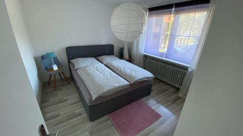 ein kleines Schlafzimmer mit einem Bett und einem Fenster in der Unterkunft Casa 2 in Todtmoos