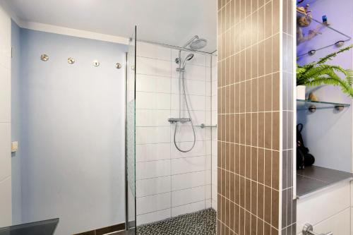 a bathroom with a shower with a glass door at Häuser am See in Königs Wusterhausen