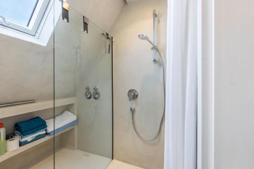 a bathroom with a shower with a glass door at Behagliche Wohnung Hüfingen in Hüfingen
