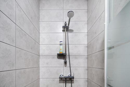 a shower with a shower head in a bathroom at Cantinho do Sossego in Várzea