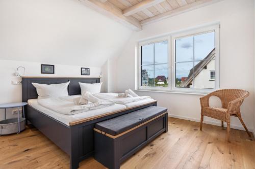 a bedroom with a large bed and a window at Maison Mer Baltique in Dranske