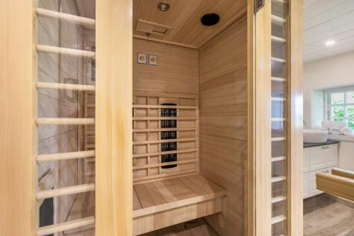 a sauna with wooden walls and wooden shelves at Luis- Hus in Dagebüll