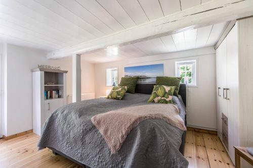 a bedroom with a large bed in a room at Luis- Hus in Dagebüll