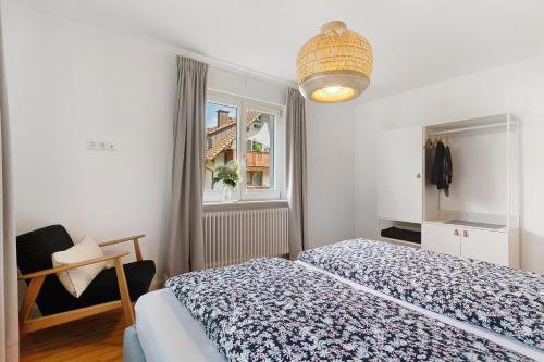 a bedroom with a bed and a window at Moderner Schwarzwaldtraum in Oberharmersbach