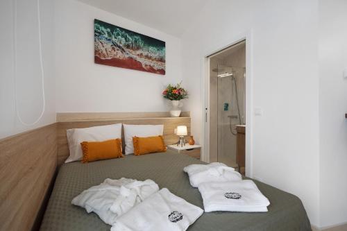 a bedroom with a bed with towels on it at Ninho do Rei in Fátima