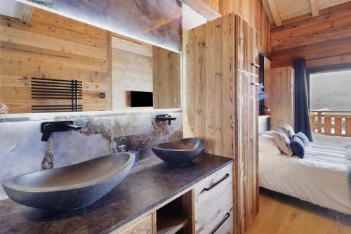เตียงในห้องที่ Chalet G2