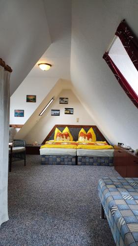 two beds in a room with an attic at Ferienwohnung Hiddenseeblick 1 in Dranske