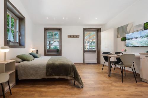 a bedroom with a bed and a table and chairs at Eichengeflüster Kranichzimmer in Wagenfeld