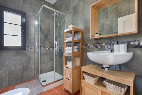 a bathroom with a sink and a shower at Casa Tagaide in Tuineje